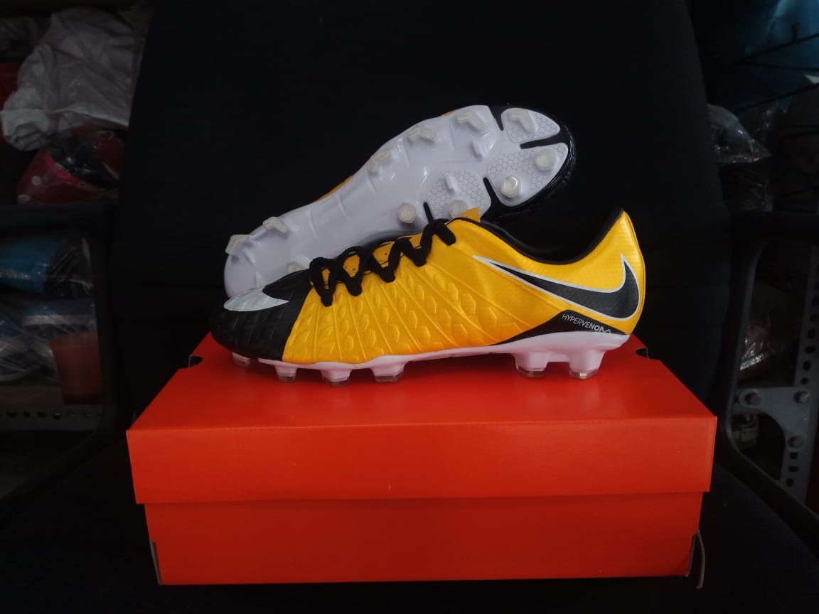 Sepatu bola Nike hipervenom replika import